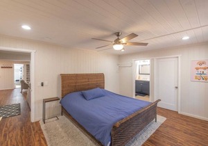 Bright Family friendly cabin. (Pet friendly/jacuzzi)