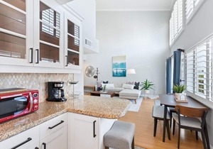 Bright Modern Loft-Style in Brentwood Parking, Gym