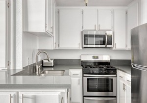 Bright Sherman Oaks 1BR near WF + TJ, walk to Ventura Blvd, by Blueground