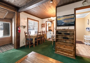 Brown Bear Inn - Couples Cabin, Walk to Zoo & Ski Shuttle, Barbecue