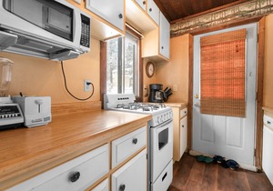 Brown Bear Inn - Couples Cabin, Walk to Zoo & Ski Shuttle, Barbecue