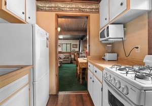 Brown Bear Inn - Couples Cabin, Walk to Zoo & Ski Shuttle, Barbecue