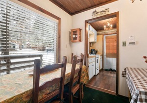 Brown Bear Inn - Couples Cabin, Walk to Zoo & Ski Shuttle, Barbecue