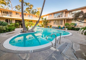 Cal Mar Hotel Suites