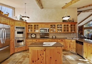 Castle Glen Gem by Destination Big Bear : Luxury! Game Room featuring a Pool Table! Amazing Mountain Views! WiFi!