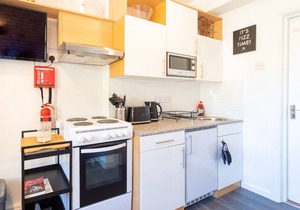 Chic Claremont Road Studio Flat Next to Queen's Park for 2 people