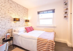 Chic Claremont Road Studio Flat Next to Queen's Park for 2 people