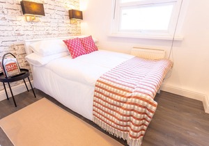 Chic Claremont Road Studio Flat Next to Queen's Park for 2 people