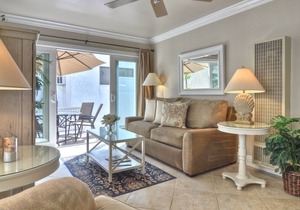 Comfortable coastal condo one block from the beach in Pier Bowl