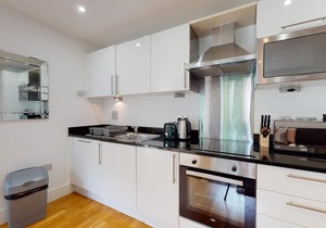 Comfy Two Bed Apartment w Balcony in Canary Wharf