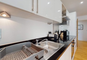 Comfy Two Bed Apartment w Balcony in Canary Wharf