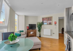Contemporary One Bedroom Apartment in Canary Wharf by MySquare
