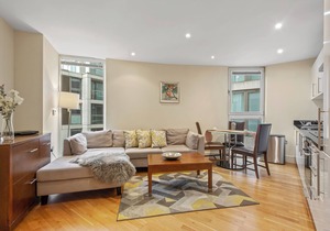 Contemporary One Bedroom Apartment in Canary Wharf by MySquare