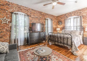 COZY AND STYLISH STUDIO (210)