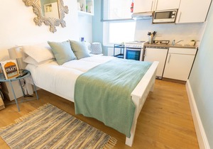 Cozy Claremont Road Studio next to Queen's Park for 2 people