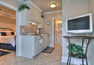 Cozy condo with full kitchen & ocean view, near town & beach