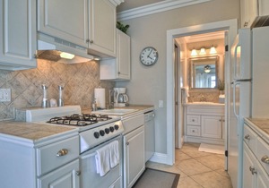 Cozy condo with full kitchen & ocean view, near town & beach