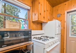 Cozy on Rainbow | Fireplace | BBQ | Mountain Getaway