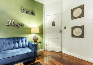 COZY ONE BEDROOM APARTMENT (102)