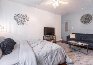 COZY STUDIO NEXT TO PARAMOUNT STUDIOUS (104)