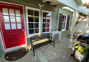 CUTE AND COZY 1-BEDROOM HOME IN NOHO ARTS DISTRICT (p21)
