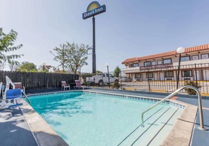 Days Inn by Wyndham Castaic Six Flags Magic Mountain