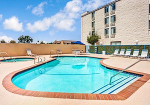 Days Inn & Suites by Wyndham Fullerton