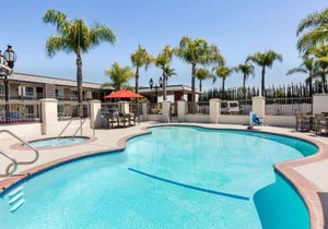 Days Inn & Suites by Wyndham Anaheim At Disneyland Park