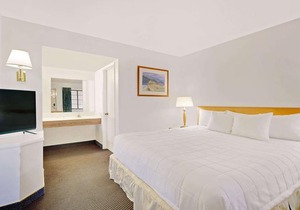 Days Inn & Suites by Wyndham Needles