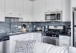 Deluxe Downtown Studio w/ Pool & Gym, near Broad Museum, by Blueground
