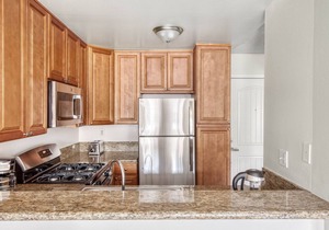 Deluxe North Hollywood 1BR w/Gym, Pool, walk to shops, by Blueground