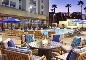 Disneyland Adventure Awaits! 2 Roomy Units, Pool and Hot Tub!