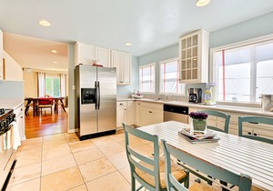 Dog-Friendly Home w/Fireplace, Gas Grill, Deck, Fast WiFi, Private Washer/Dryer