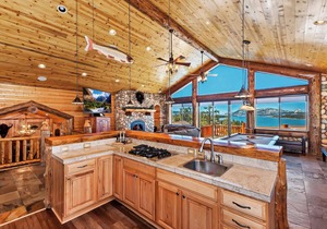 Eagle View Lodge by Destination Big Bear: Beautiful Custom-Built Luxury Lakeview Cabin Located in Castle Glen Estates! Spa!Pool Table! Air Conditioning Throughout Home!