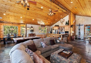 Eagle View Lodge by Destination Big Bear: Beautiful Custom-Built Luxury Lakeview Cabin Located in Castle Glen Estates! Spa!Pool Table! Air Conditioning Throughout Home!