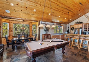 Eagle View Lodge by Destination Big Bear: Beautiful Custom-Built Luxury Lakeview Cabin Located in Castle Glen Estates! Spa!Pool Table! Air Conditioning Throughout Home!