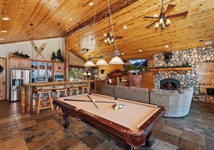 Eagle View Lodge by Destination Big Bear: Beautiful Custom-Built Luxury Lakeview Cabin Located in Castle Glen Estates! Spa!Pool Table! Air Conditioning Throughout Home!