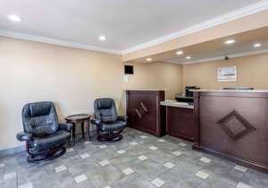 Econo Lodge Inn & Suites Escondido Downtown