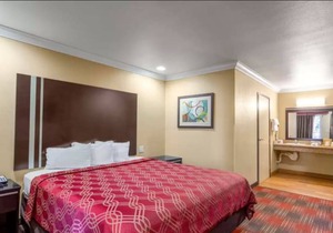 Econo Lodge Inn & Suites Escondido Downtown