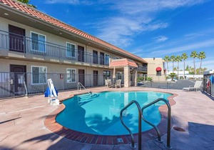Econo Lodge Inn & Suites Escondido Downtown