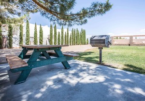 Econo Lodge Inn & Suites near China Lake Naval Station
