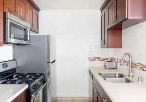 Elegant Hollywood 1BR w/Pool, walk to metro, restaurants, by Blueground