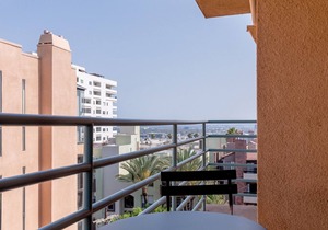 Elegant Hollywood 1BR w/Pool, walk to metro, restaurants, by Blueground