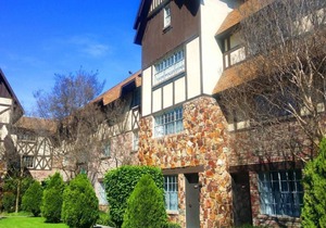 Enchanting Castle Resort Close to Disneyland! 3 Convenient Units | Outdoor Pool
