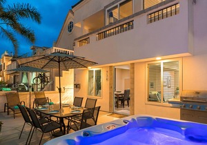 Family beach condo w/ private hot tub- steps to beach