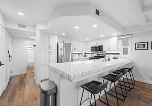 FAMILY OCEAN VIEW IN AMAZING MISSION BEACH, STEPS TO BEACH, PARKING, SLEEPS 8