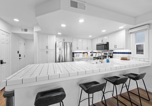 FAMILY OCEAN VIEW IN AMAZING MISSION BEACH, STEPS TO BEACH, PARKING, SLEEPS 8