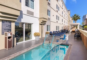 Friends and Family Disney Getaway! Two Studio Suites w/Full Kitchens! Pool!