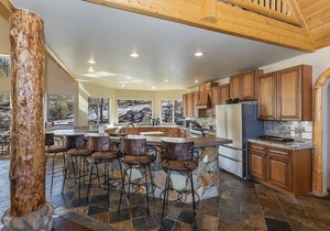 Golden Oak Estate by Destination Big Bear : Luxury Log Home in Castle Glen! Walk to the Lake! Beautiful Mountain Views!