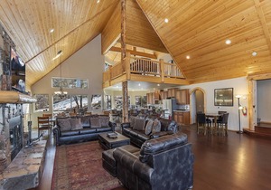 Golden Oak Estate by Destination Big Bear : Luxury Log Home in Castle Glen! Walk to the Lake! Beautiful Mountain Views!